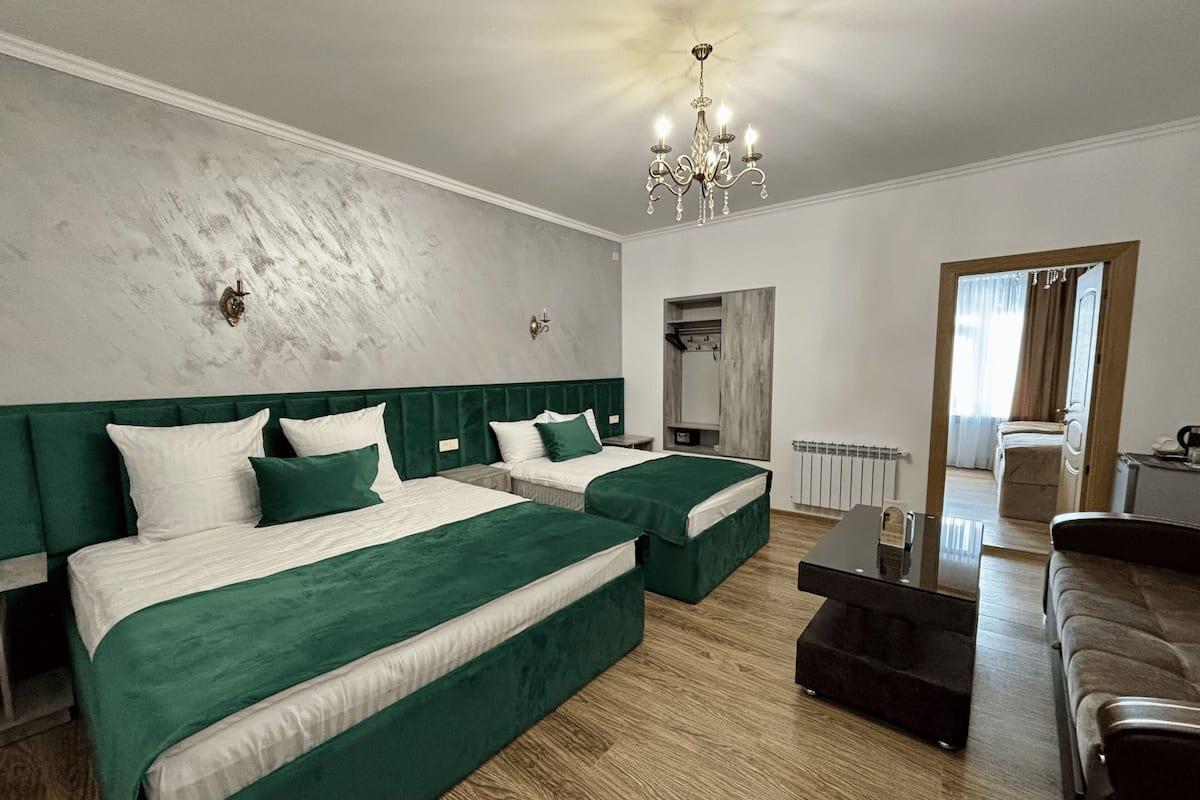 غرفة عائلية رباعية | ميني بار وخزنة داخل الغرفة ومكتب ومساحة عمل للكمبيوتر المحمول