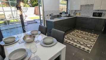 Een vaatwasser, kookgerei, borden en bestek