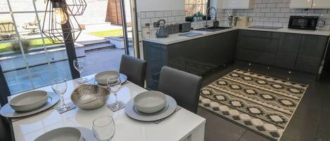 Lave-vaisselle, batterie de cuisine, vaisselle et ustensiles