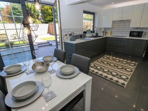 Lava-louças, talheres/pratos/utensílios de cozinha