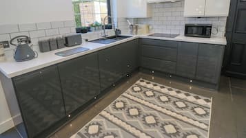 Dishwasher, cookware/dishes/utensils