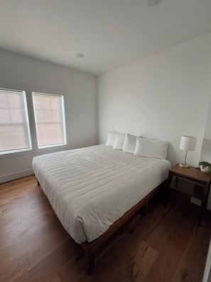 2 bedrooms, iron/ironing board, free WiFi, bed sheets - The Royal Union w/ king & queen bed (Calumet Township)