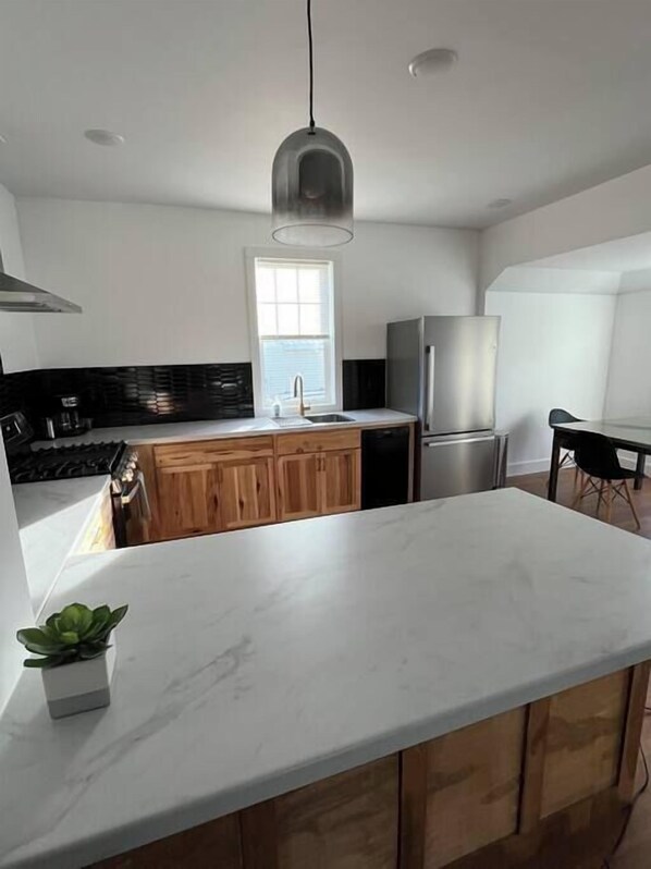 Jääkaappi, mikroaaltouuni, uuni, liesi