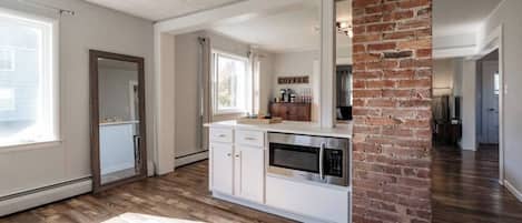 Réfrigérateur, four à micro-ondes, un four, surface de cuisson
