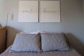 3 habitaciones, escritorio, tabla de planchar con plancha y wifi gratis 