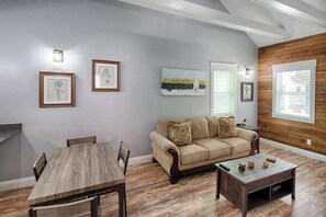 TV - Old St. Augustine — Updated Cottage with Hot Tub / Walk-to-everything. (St. Augustine)