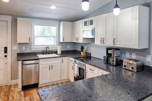 Kjøleskap, mikrobølgeovn, ovn og kokeplater