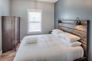 2 bedrooms, iron/ironing board, travel cot, WiFi - Old St. Augustine — Updated Cottage with Hot Tub / Walk-to-everything. (St. Augustine)