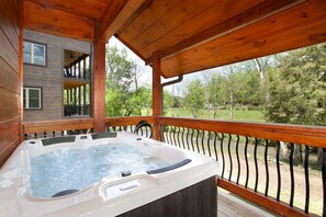Outdoor spa tub - Creekside Paradise: Hot Tub,Arcade Games,NEAR PF! (Pigeon Forge)