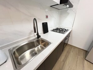 Réfrigérateur, micro-ondes, four, plaque de cuisson