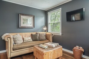 Living area - "Duke's Place" Charming cottage with in pleasant West Knoxville (Knoxville)