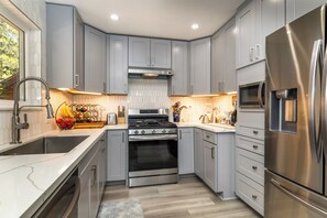 Kühlschrank, Mikrowelle, Ofen, Herdplatte