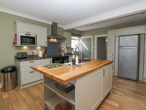 Dishwasher, cookware/dishes/utensils - Osprey Cottage (Ambleside)