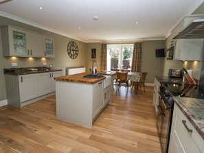 Dishwasher, cookware/dishes/utensils - Osprey Cottage (Ambleside)