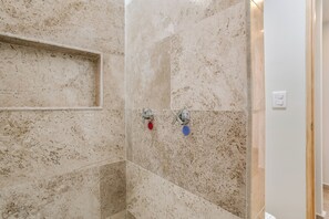 Deluxe Suite | Bathroom | Shower, hair dryer, towels, soap - Liquidámbar By Homirent (Queretaro)