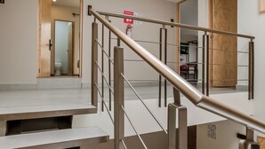 Una escalera con barandales de metal que lleva a un nivel superior.