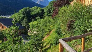 Una cabaña de madera con vista a una cadena montañosa.