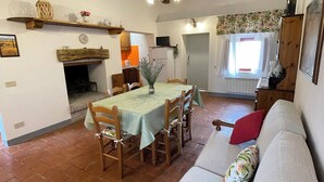 Un salon chaleureux avec une cheminée, des meubles en bois et un sol carrelé.