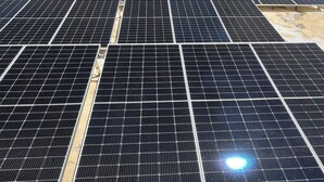 Una azotea con varios paneles solares.