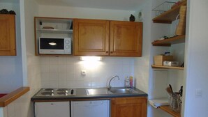 A compact kitchen with a microwave, sink, and two dishwashers. - 4th floor, view mountain, terrace, balcony, tv, ski locker, 36m², Valfréjus (Valfréjus)