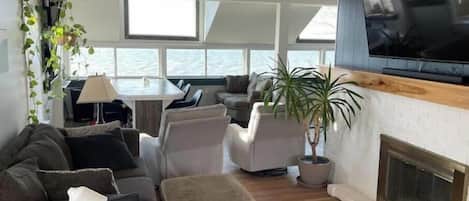 Smart TV, fireplace
