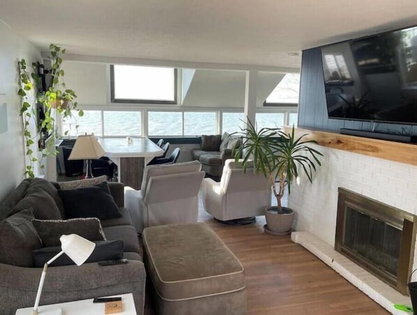 Smart TV, fireplace