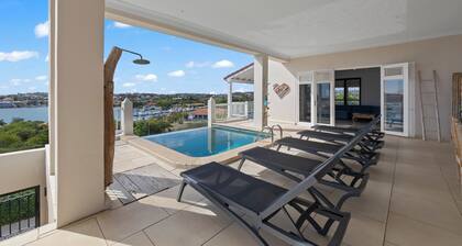 Exclusive villa in Brakkeput