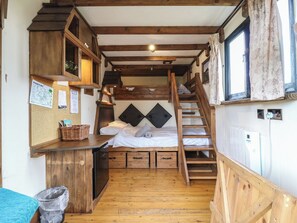 1 bedroom, individually decorated, individually furnished, free WiFi - Daisy (Woodbridge)