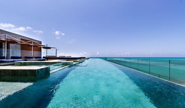 Piscina externa, funciona das 8h às 19h, espreguiçadeiras