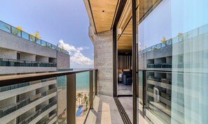 A modern building with a balcony overlooking a beach. - Nwts - Studios With Side sea View in Maceio II (Maceió)