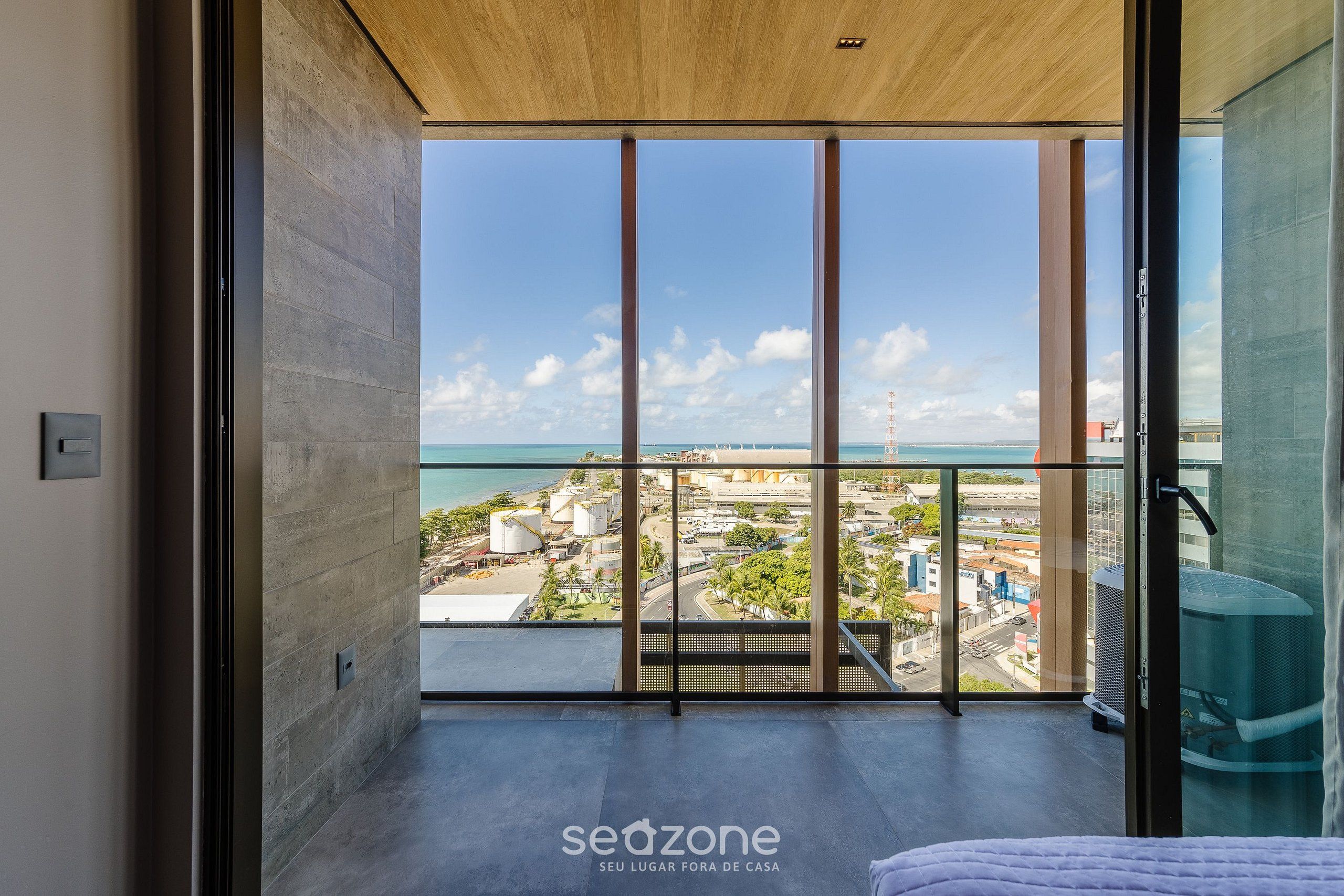 Un balcón con vistas al mar y al paisaje urbano.