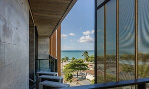 A balcony with a view of the ocean and a tropical landscape. - Nwts - Studios With Side sea View in Maceio II (Maceió)