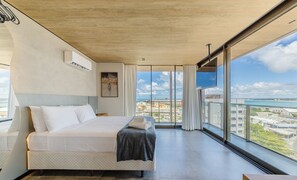 A modern hotel room with a large bed, a view of the city, and a balcony. - Nwts - Studios With Side sea View in Maceio II (Maceió)