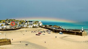 A coastal town with a beach, boats, and a lighthouse. - Sleeps 6 guests  in 3 bedrooms (St Ives, Saint Ives)