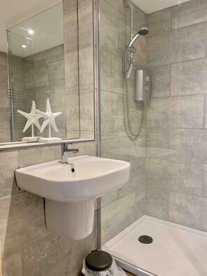 Shower, hair dryer, towels - Prospect Cottage - sleeps 8 guests  in 3 bedrooms (Princes Square, West Looe,)