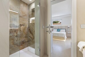 Hårføner og håndklær