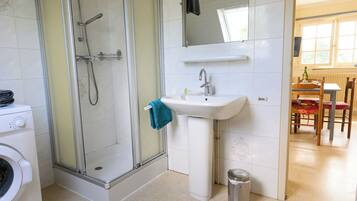 Serviettes fournies, savon, papier toilette