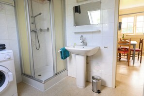 タオル、石鹸、トイレットペーパー