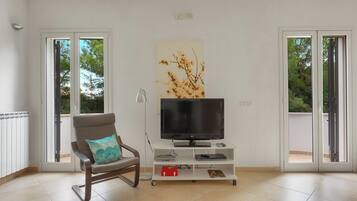 Télévision, table de tennis de table