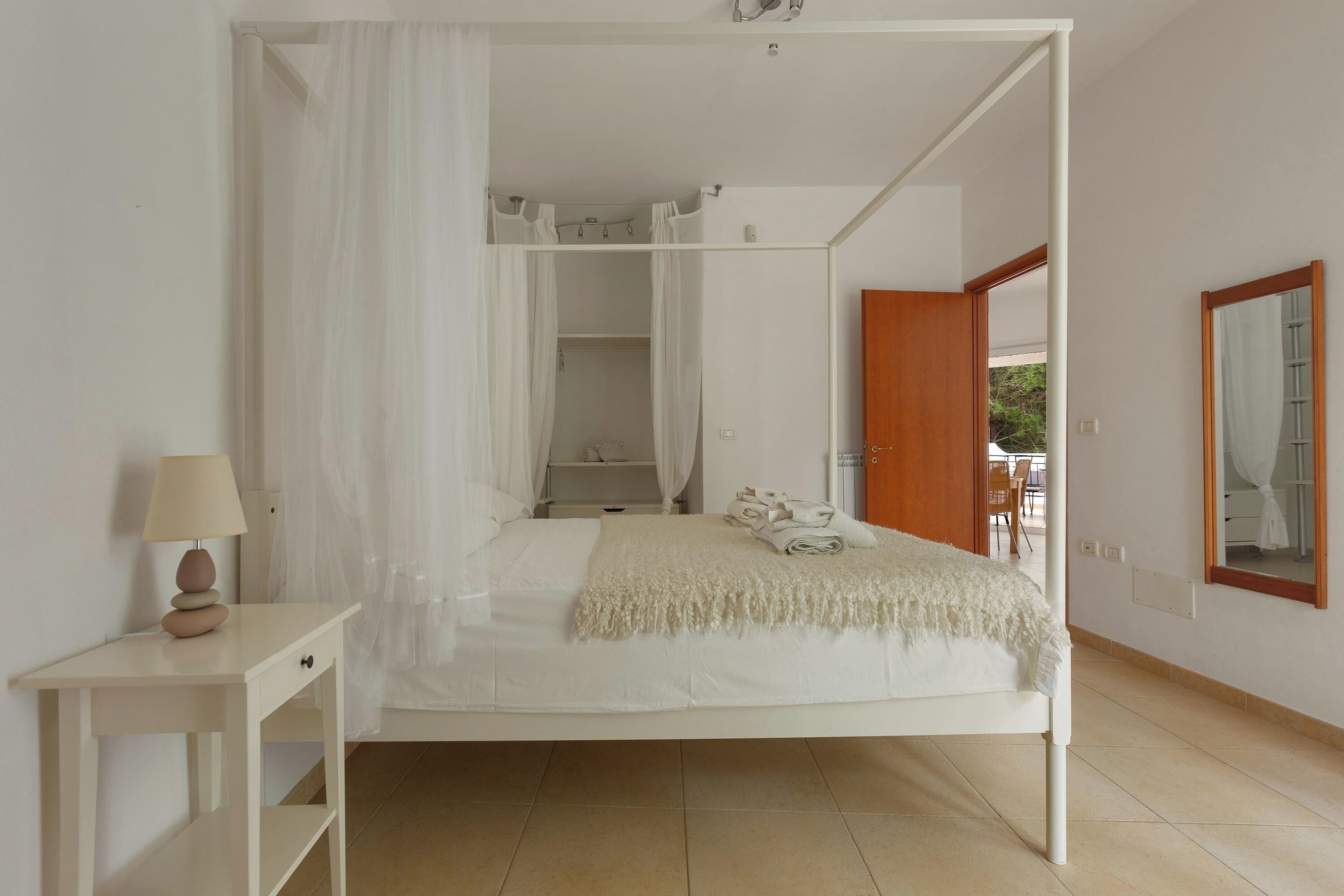 2 bedrooms, iron/ironing board, internet