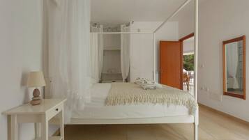 2 bedrooms, iron/ironing board, internet