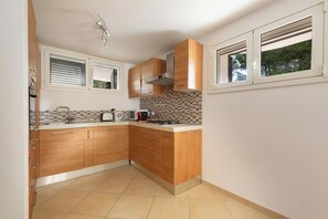 Fridge, microwave, stovetop, dishwasher