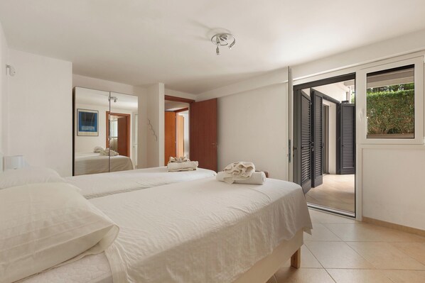 2 bedrooms, iron/ironing board, internet