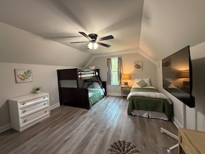 3 bedrooms, iron/ironing board, free WiFi, bed sheets