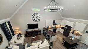 Un appartement moderne de style « loft » comprenant un salon, une cuisine et un coin repas.