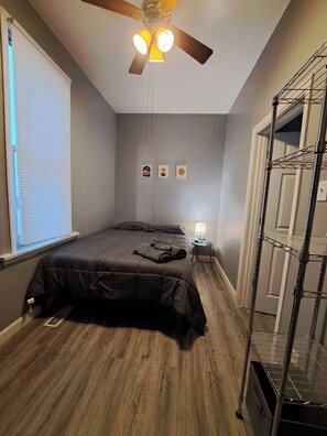 2 quartos, ferros/tábuas de passar roupa, Wi-Fi, roupa de cama