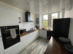 Fridge, microwave, oven, stovetop - Isle of Bute Blissful Retreat- Stunning 3 Bed Flat (Rothesay)