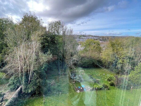 A garden with a variety of trees and a small pond. - Isle of Bute Blissful Retreat- Stunning 3 Bed Flat (Rothesay)