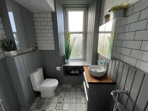 Apartment | Bathroom | Shower, hair dryer, towels - 6 Guests - 3 Bedrooms - Sea View - Pet Friendly (Rothesay)