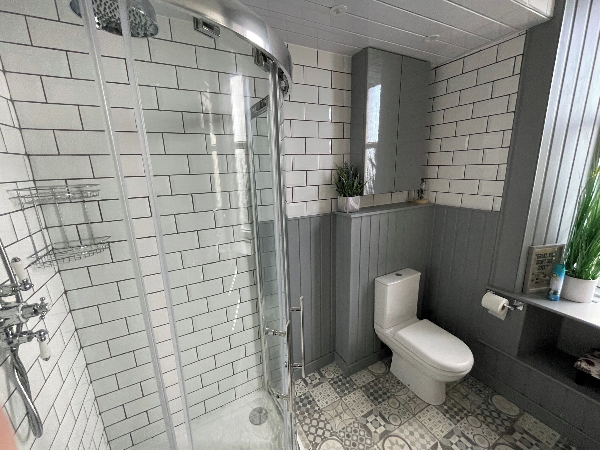 Apartment | Bathroom | Shower, hair dryer, towels